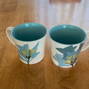 Set of Starbucks 16 oz ceramic coffee mugs with hand painted floral design. 🩵🤍
